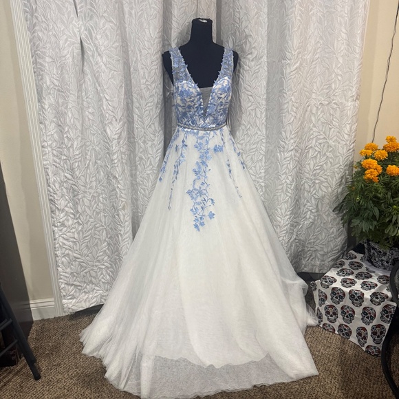 Say Yes to the Prom Blue & White Ball Gown Size 11 Floral Embroidery V Back - Picture 2 of 12